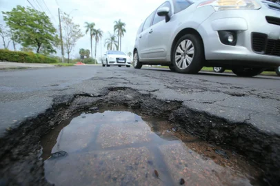 PORTO ALEGRE,RS,BRASIL.2021,09,24.Buraqueira nas ruas de Porto Alegre,causam transtornos aos motoristas e muitas vezes causando danos ao veículo.Na foto.AV.Das Industrias.(RONALDO BERNARDI/AGENCIA RBS).<!-- NICAID(14897752) -->