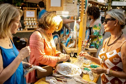 Com a temática “Ajude nossos pequenos artistas”, a Le Marché Chic, da curadora Luciana (Lulu) Alberti junta-se à Apae RS em benefício das pessoas desabrigadas no estado – em especial, aquelas com deficiência. A feira acontecerá no dia 1º de junho, das 14h às 20h, no Pátio da Estação (Fase II, área fechada), em Caxias do Sul. O local servirá como ponto de coleta de donativos e mantimentos destinados à Apae RS.Além disso, cada um dos 53 expositores irá doar 5% da renda obtida com a venda de produtos para o movimento apaeano.<!-- NICAID(15762391) -->