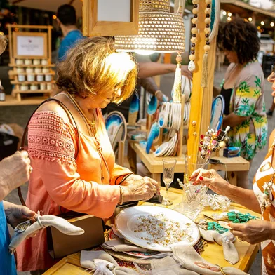 Com a temática “Ajude nossos pequenos artistas”, a Le Marché Chic, da curadora Luciana (Lulu) Alberti junta-se à Apae RS em benefício das pessoas desabrigadas no estado – em especial, aquelas com deficiência. A feira acontecerá no dia 1º de junho, das 14h às 20h, no Pátio da Estação (Fase II, área fechada), em Caxias do Sul. O local servirá como ponto de coleta de donativos e mantimentos destinados à Apae RS.Além disso, cada um dos 53 expositores irá doar 5% da renda obtida com a venda de produtos para o movimento apaeano.<!-- NICAID(15762391) -->