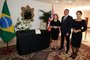 (USAR DE THUMB)O presidente da República, Jair Bolsonaro (PL), assinou nesta segunda-feira (12) na Embaixada do Reino Unido no Brasil, um livro de condolências pela morte da rainha Elizabeth II. O chefe do Executivo estava acompanhado da primeira-dama, Michelle, e do ministro das Relações Exteriores, Carlos França.<!-- NICAID(15203802) -->