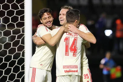 RED BULL BRAGANTINO E INTERNACIONAL CAMPEONATO BRASILEIRO SÉRIE A,SP - RED-BULL-BRAGANTINO-INTERNACIONAL-CAMPEONATO-BRASILEIRO-SÉRIE-A - ESPORTES - Jogadores comemoram  durante partida entre Red Bull Bragantino e Internacional , válido pelo Campeonato Brasileiro Série A, realizado na cidade de Bragança Paulista , SP, neste domingo, 05. 05/06/2022 - Foto: WILIAN OLIVEIRA/FUTURA PRESS/FUTURA PRESS/ESTADÃO CONTEÚDOEditoria: ESPORTESLocal: BRAGANÇA PAULISTAIndexador: WILIAN OLIVEIRAFotógrafo: FUTURA PRESS<!-- NICAID(15116131) -->