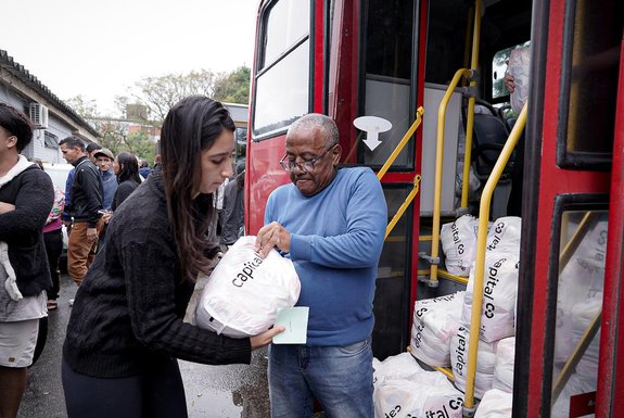 A prefeitura realizou mais uma entrega de cestas básicas para apoiar os abrigos familiares de pessoas que estão recebendo os atingidos pela enchente em suas casas. A subprefeitura da região Restinga foi um dos pontos de distribuição. Também foram entregues donativos nas regiões Glória e Norte.<!-- NICAID(15767508) -->