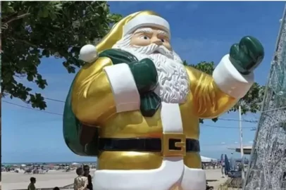 Papai Noel aparece de amarelo em Balneário Camboriú - Foto: Redes Sociais/Reprodução<!-- NICAID(15932149) -->
