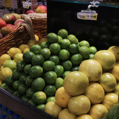 CAXIAS DO SUL, RS, BRASIL. 25-09-2025. Nutricionista Francieli Bellini dá dicas de como não errar na hora de escolher frutas e legumes nos mercados.<!-- NICAID(16133500) -->