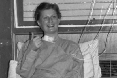 Leda Eleonora Heinrich (esq.), 30 anos, primeira mulher no Rio Grande do Sul e a segunda no Brasil a receber o coração de outra pessoa. O transplante ocorreu na madruga de 15/09/1986, no Instituto de Cardiologia, em Porto Alegre, realizado pela equipe do médico Ivo Nesralla.Leda recebeu o coração de jovem de 17 anos, que morreu em consequência de atropelamento.-#ENVELOPE: 47991<!-- NICAID(16365156) -->