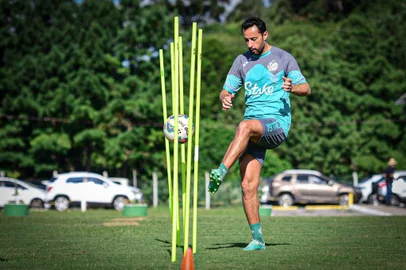 Meia Nenê realiza treinamentos no CT<!-- NICAID(15670241) -->