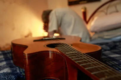 PORTO ALEGRE, RS, BRASIL, 13-11-2025: Em entrevista à Zero Hora, Julio Reny fala sobre o atual estado de saúde, amizades e projetos artísticos. À reportagem, Julio pediu que fosse retratado orando, em agradecimento aos amigos, fãs e todos que o estão ajudando a passar por este difícil momento da carreira e da vida. (Foto: André Ávila/Agência RBS)Indexador: Andre Avila<!-- NICAID(16167149) -->