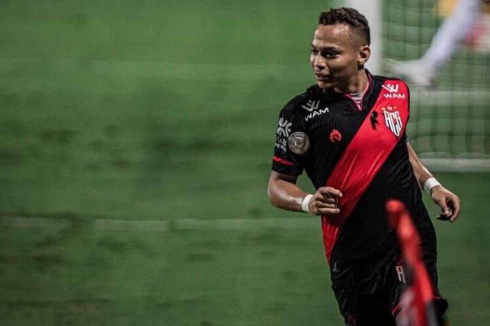 Rápido e driblador pela direita: como joga Janderson, atacante que negocia com o Grêmio
