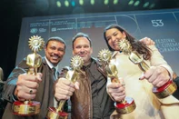 23/08/2025 - 53º Festival de Cinema de Gramado - Melhor Ator Coadjuvante Xamã, por "Cinco Tipos de Medo" com o diretor Bruno Brini e a produtora Luciana Druzinado, elenco do melhor longa-metragem brasileiro "Cinco Tipos de Medo"