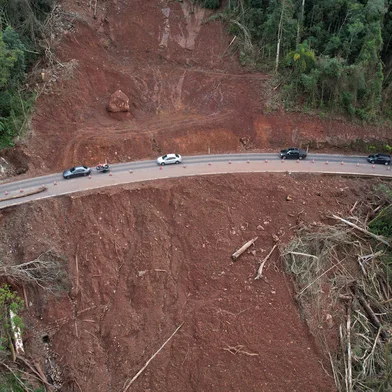 NOVA PETRÓPOLIS, RS, BRASIL, 10/08/2023. Quase dois meses depois de uma barreira ter caído no km 181, da BR-116, em Nova Petrópolis, o trânsito no local ainda não tem previsão de ser liberado totalmente. Atualmente, veículos leves são autorizados a passar pelo local, diariamente, das 7h até as 17h30min, em sistema "siga e pare". (Porthus Junior/Agência RBS)<!-- NICAID(15507305) -->