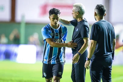 Lucas Uebel / Grêmio/Divulgação RS - FUTEBOL/CAMPEONATO GAUCHO 2026 /GREMIO X AVENIDA - ESPORTES - Lance da partida entre Gremio e Avenida disputada na noite deste sabado no Estádio dos Eucaliptos, em Santa Cruz do Sul, valida pela semifinal do Campeonato Gaucho 2026. Na foto, Roger (E) e Luís Castro (D). FOTO: LUCAS UEBEL/GREMIO FBPA<!-- NICAID(16201864) -->