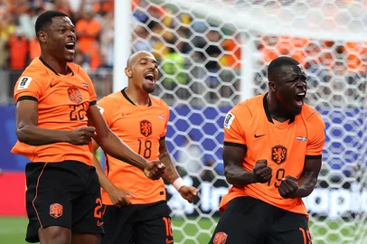 HOUSTON, TEXAS - JUNE 20: Brian Brobbey #19 of the Netherlands celebrates with teammates Donyell Malen #18 and Denzel Dumfries #22 after scoring his team's first goal during the FIFA World Cup 2026 Group F match between Netherlands and Sweden at Houston Stadium on June 20, 2026 in Houston, Texas.   Molly Darlington/Getty Images/AFP (Photo by Molly Darlington / GETTY IMAGES NORTH AMERICA / Getty Images via AFP)<!-- NICAID(16314556) -->