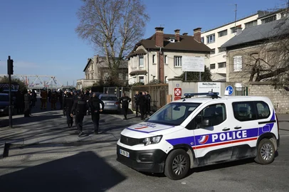 French police officers block the access to the SNCF's freight area in Saint-Denis, northern suburb of Paris on March 7, 2025, following the discovery of a World War II bomb. Railway services at the Gare du Nord station, that have been interrupted on March 7, 2025 morning after the discovery of a World War II bomb, will remain highly disrupted throughout the day, warned the Minister for Transport. (Photo by GEOFFROY VAN DER HASSELT / AFP)Editoria: FINLocal: Saint-DenisIndexador: GEOFFROY VAN DER HASSELTSecao: policeFonte: AFPFotógrafo: STR<!-- NICAID(15990507) -->