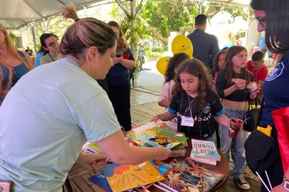 Igor Islabão / Grupo RBS Feira do Livros distribui livros<!-- NICAID(16164532) -->