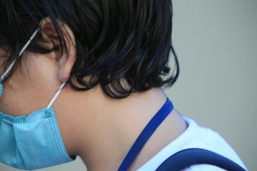 Munic&iacute;pios voltam a exigir uso de m&aacute;scara em sala de aula; especialistas apoiam medida