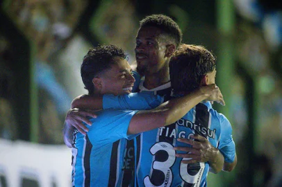 GAUCHO 2026, AVENIDA X GREMIORS - GAÚCHO 2026, AVENIDA X GRÊMIO - ESPORTES - RS - PORTO ALEGRE - 10/01/2026 - GAÚCHO 2026, AVENIDA X GRÊMIO - Roger jogador do Grêmio comemora seu gol com jogadores do seu time durante partida contra o Avenida no estádio Eucaliptos pelo campeonato Gaúcho 2026. 10/01/2026 - Foto: MAXI FRANZOI/AGIF - AGÊNCIA DE FOTOGRAFIA/AGIF - AGÊNCIA DE FOTOGRAFIA/ESTADÃO CONTEÚDOEditoria: ESPORTESLocal: PORTO ALEGREIndexador: MAXI FRANZOIFotógrafo: AGIF - AGÊNCIA DE FOTOGRAFIA<!-- NICAID(16201780) -->