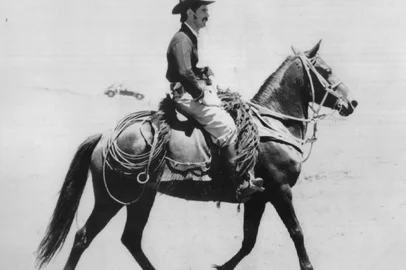 Trajetória do professor e tradicionalista Juvelino Daneluz, de Santa Lúcia do Piaí, que completou 80 anos em 15 de agosto. Na foto: Juvelino Daneluz em 1971, durante uma festa campeira em Capão Bonito.<!-- NICAID(15859858) -->