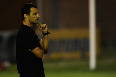 BENTO GONÇALVES, RS, BRASIL, 09/04/2021. Esportivo x Ypiranga, jogo válido pela nona rodada do Campeonato Gaúcho (Gauchão 2021) e realizado no Parque Esportivo Montanha dos Vinhedos. Na foto, Junior Rocha, técnico do Ypiranga. (Porthus Junior/Agência RBS)<!-- NICAID(14754777) -->
