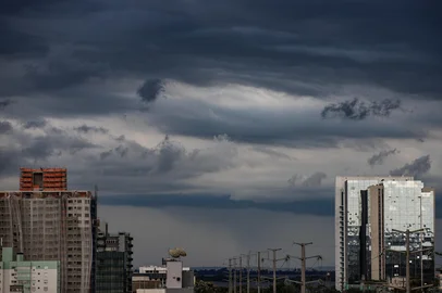 Altas temperaturas resultam em temporal e chuva forte no Estado do RS.Indexador: DF<!-- NICAID(15984579) -->