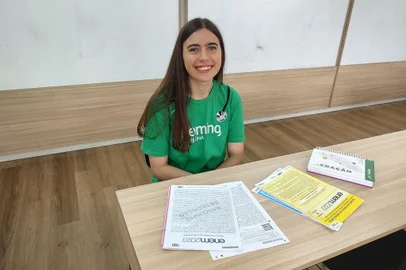 Mariana Santos Goulart, estudante de Porto Alegre que busca cursar Medicina, está entre os seis gaúchos que conquistaram nota máxima na redação do Enem 2023 - Foto: Sofia Lungui/Agência RBS<!-- NICAID(15655475) -->