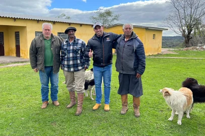 Paulo Bechert (de boné) e funcionários da fazenda em Bagé que recebeu certificação de estoque de carbono.<!-- NICAID(15303738) -->