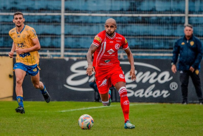 Jarro Pedroso, atacante do Inter de Santa Maria, voltou a atuar na vitória sobre o Pelotas, pela Divisão de Acesso, após ficar afastado por participar da Operação Penalidade Máxima e punido pelo STJD.<!-- NICAID(15736382) -->
