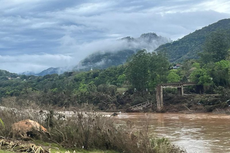 Prefeituras buscam recursos dos governo federal e estadual para reconstruir ponte levada pela chuva entre São Valentim do Sul e Santa Tereza<!-- NICAID(15541564) -->