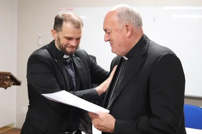 Na foto, padre Tiago Camozzato e o bispo Don José Gislon com o documento que promulga a criação da comissão; <!-- NICAID(16031907) -->