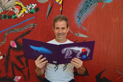 Ilustrador vencedor do Nobel da Ilustração estará em sessão de autógrafos da obra com cenário da Floresta Amazônica, no Instituto de Leitura Quindim, no sábado 20/05, às 14h.O escritor, ilustrador e vice-presidente do Instituto de Leitura Quindim, Roger Mello lançará o novo livro autoral “Espinho de Arraia” (Editora Global), neste sábado 20/05, às 14h, no Instituto Quindim. A ação terá ainda sessão de autógrafo e bate-papo com o autor falando sobre o processo de criação da obra. A galeria de arte do Quindim está com a exposição dos painéis dos livros “Espinho de Arraia” e “Curupira”, de Roger Mello. A mostra também passou pelo Festival Internacional Integrado de Linguagens – FIL, no CCBB do Rio de Janeiro, em 2022.<!-- NICAID(15430892) -->