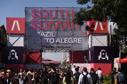 PORTO ALEGRE, RS, BRASIL, 27-03-2026: Movimento de público no último dia do evento. Os armazéns do Cais Mauá, em Porto Alegre, recebem o ecossistema global de inovação em Porto Alegre na 5ª edição do South Summit Brazil. Foto: Bruno Todeschini/Agência RBS<!-- NICAID(16253787) -->