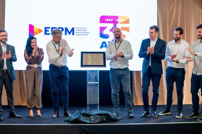 A Escola de Formação Profissional Marcopolo (EFPM), que completa 35 anos em 2025, inaugurou ontem, dia 10 de julho, sua nova unidade em São Mateus, no Espírito Santo. O evento de abertura contou com a presença do CEO da companhia, André Armaganijan, além de gestores da empresa e dos 38 alunos da primeira turma. O curso inicial será o de montador de veículos automotores.<!-- NICAID(16078578) -->