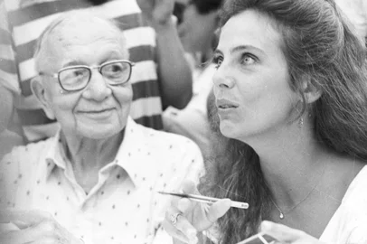 Poeta Mario Quintana na Feira do Livro em 05/11/1983 com a atriz e musa do poeta Bruna Lombardi.CRÉDITO: Antônio Carlos Mafalda, Agência RBS#ENVELOPE:  15581 #PASTA: 27182<!-- NICAID(1751234) -->
