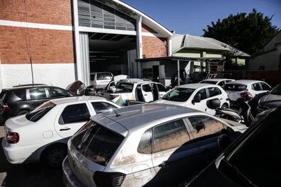 CANOAS, RS, BRASIL - 2024.06.27 - Após 50 dias da enchente, oficinas de veículos estão lotadas. Prazos para entregas que antes tinham média de 7 dias, agora podem levar até dois meses. (Foto: André Ávila/ Agência RBS)Indexador: Andre Avila<!-- NICAID(15800138) -->