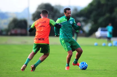 CAXIAS DO SUL, RS, BRASIL, 17/04/2023. Treino do Juventude no Centro de Formação de Atletas e Cidadãos (Cfac) - o Ju está disputando a série B do Campeonato Brasileiro. Na foto, meia Nenê. (Porthus Junior/Agência RBS)Indexador:                                 <!-- NICAID(15405233) -->
