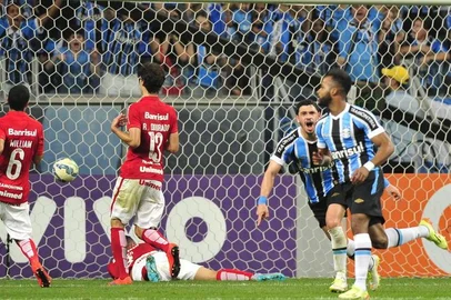 PORTO ALEGRE, RS, BRASIL - 09-08-2015 - Grêmio e Inter se enfrentam na Arena, pela 17ª rodada do Brasileirão. Gre-Nal de 407 (FOTO: FERNANDO GOMES/AGÊNCIA RBS)