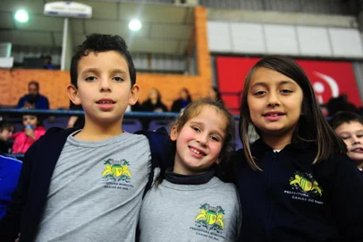 CAXIAS DO SUL, RS, BRASIL, 04/05/2022. Brasil x Turquia, jogo válido pelo handebol feminino das 24ª Surdolimpíadas. Alunos da rede municipal foram assistir o jogo no Ginásio Poliesportivo da UCS. (Porthus Junior/Agência RBS)<!-- NICAID(15086729) -->