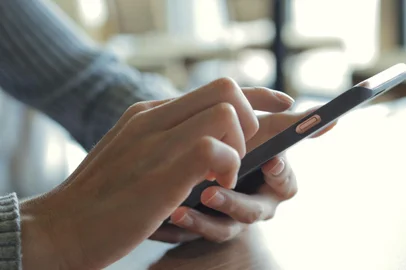 Close up of woman using mobile phoneSmartphone, celular,  tecnologia.  Foto: leungchopan/  stock.adobe.comFonte: 172033221<!-- NICAID(15067541) -->
