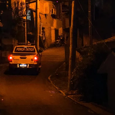 Suspeito de cometer duplo homicídio é morto em confronto com a polícia, no bairro Vila Nova, em Bento Gonçalves <!-- NICAID(16134308) -->