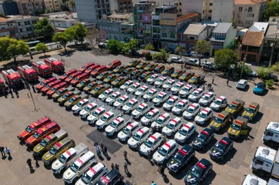 O governador Eduardo Leite entregou, nesta quinta-feira (9/10), 101 veículos e novos armamentos para a Brigada Militar (BM), a Polícia Civil (PC) e o Corpo de Bombeiros Militar (CBM). A entrega ocorreu no Largo Zumbi dos Palmares, em Porto Alegre. Os equipamentos vão qualificar a segurança pública de 48 municípios (veja lista abaixo). O investimento de mais de R$ 46 milhões conta com recursos do Plano de Investimento, Fundo a Fundo (FAF), Programa de Incentivo ao Aparelhamento da Segurança Pública (Piseg), Fundo do Plano Rio Grande (Funrigs), Fundo Estadual de Segurança Pública (Fesp), Fundo Nacional de Segurança Pública (FNSP) e do Convênio do Departamento Estadual de Trânsito (Detran).<!-- NICAID(16142647) -->