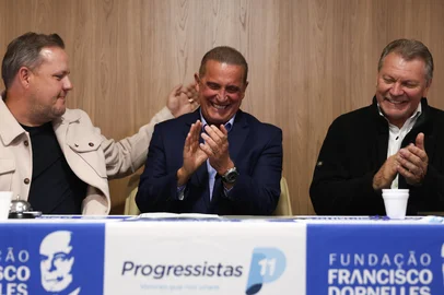 PORTO ALEGRE, RS, BRASIL, 16-06-2025: Onyx Lorenzoni assina filiação ao PP. O ex- ministro da Casa Civil durante o governo de Jai Bolsonaro, Onyx Lorenzoni deixa o PL, após ficar isolado no partido, e assina ficha de filiação com o Progressistas (PP). Foto: Jonathan Heckler/Agência RBS.<!-- NICAID(16060884) -->