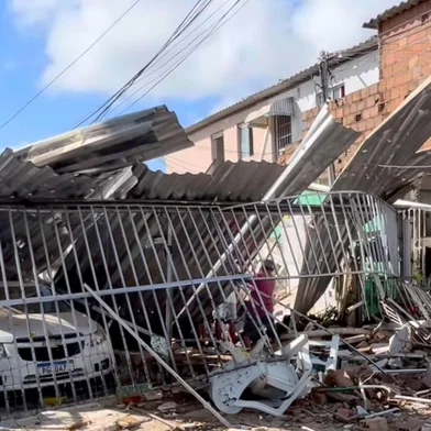 OLINDA, PE, BRASIL - 19-10-2025: Explosão atinge oito casas em Olinda, deixando dois mortos e nove feridos. Bombeiros seguem as buscas por uma cadeirante sob os escombros. Foto: Defesa Civil de Olinda/Divulgação.<!-- NICAID(16149539) -->