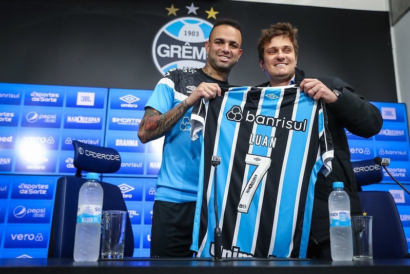 Grêmio lança lote especial de camisas numeradas e autografadas por Luan