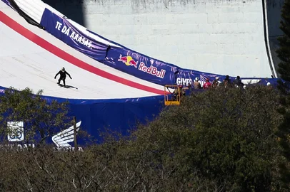 PORTO ALEGRE, RS BRASIL, 07-09-2025: Skatista da Red Bull Sandro Dias, o Mineirinho, desce pela primeira vez o NIVEL INTERMEDIÁRIO, segundo mais alto, da pista montada no prédio do CAFF. Foto: Jonathan Heckler/Agência RBS<!-- NICAID(16118832) -->