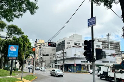 Prefeitura de Bento Gonçalves instala placas para conscientizar a população a não dar esmolas a pessoas em situação de rua<!-- NICAID(15925708) -->