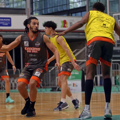 CAXIAS DO SUL, RS, BRASIL, 20/06/2025. Treino do Caxias do Sul Basquete Sub 22, naginásio de esportes da Arena Recreio. Na foto, ala/armador Miguel (E). (Porthus Junior/Agência RBS)Indexador: Porthus JUNIOR<!-- NICAID(16065357) -->