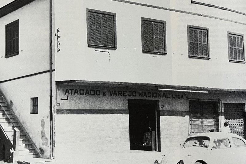 O armazém que deu origem ao Nacional, em 1969Armazém e Atacado Nacional de Secos e Molhados na Avenida Presidente Vargas, 888, onde depois ficou o Big e agora é loja do Carrefour. <!-- NICAID(15504283) -->