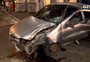 VÍDEO: quatro pessoas ficam feridas após carro colidir em poste no centro da Capital