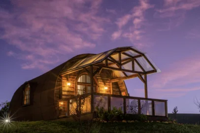 O Divisa Experience Resort, referência em destino de luxo e de experiências marcantes na Serra Gaúcha, agora passa a integrar o portfólio da Bourbon Hospitalidade, uma das mais importantes redes hoteleiras do país. O empreendimento localizado em São Francisco de Paula, às margens da barragem do Divisa, recebe novo nome: Bourbon Serra Gaúcha/Divisa Resort.<!-- NICAID(15588477) -->