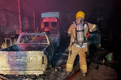 Incêndio consome oficina mecânica e mata dois cachorros em Vacaria. Segundo os bombeiros, seis automóveis e uma motocicleta foram destruídos.<!-- NICAID(16269944) -->