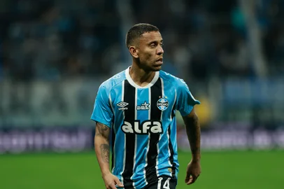 PORTO ALEGRE, RS, BRASIL, 23-08-2025: Grêmio X Ceará. Em noite fria e com chuva, torcida começa a comparecer para jogo na arena válido pela 21ª rodada do Brasileirão, entre Grêmio e Ceará. Foto: André Ávila/Agência RBSIndexador: Andre Avila<!-- NICAID(16108374) -->